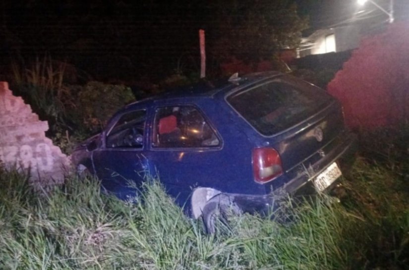 Polícia Militar prende condutor por embriaguez, após colisão contra muro na Cidade Universitária