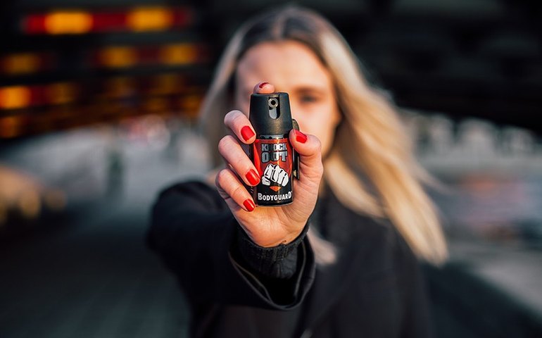 Deputados aprovam lei que permite uso de 'spray de pimenta' por mulheres em situação de violência no Rio