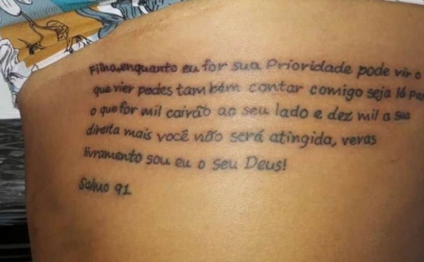 Tati Quebra Barraco troca &#8216;mas&#8217; por &#8216;mais&#8217; em tatuagem e internet não perdoa