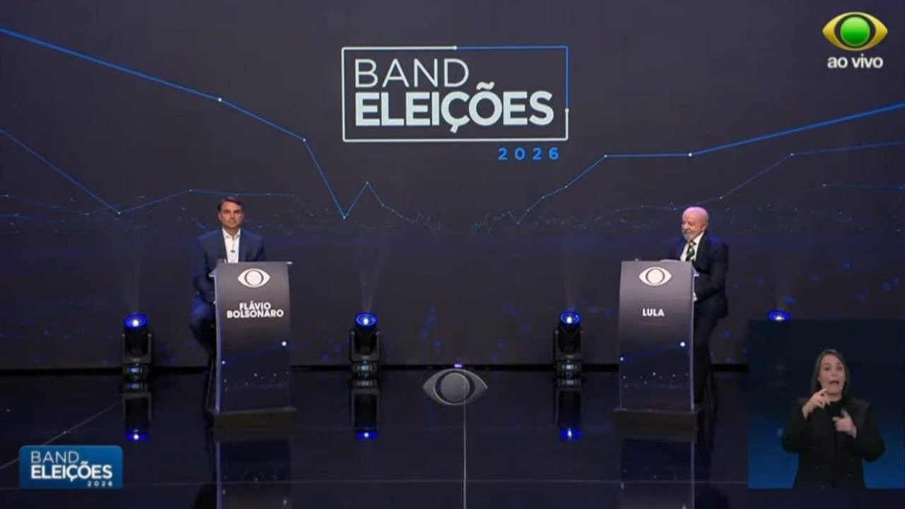 Começa debate da Band entre Lula e Flávio Bolsonaro