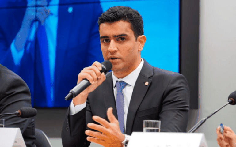 Terceira via também está indefinida: Prefeito de Maceió JHC montará no cavalo selado?