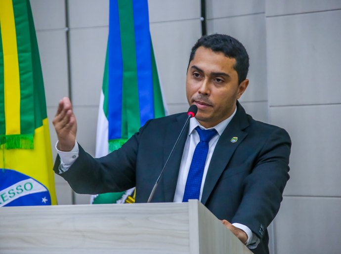 Vereador David do Emprego cobra providências após rompimento de tubulação da BRK e vazamento de esgoto em Maceió