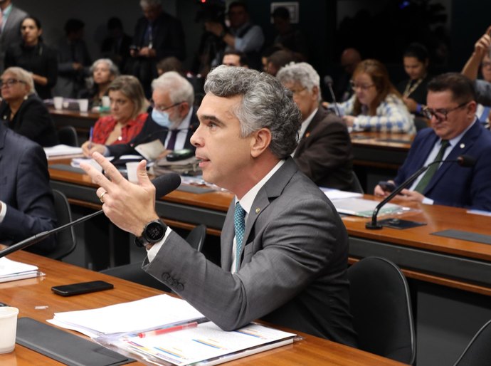 Rafael Brito defende a ampliação do Programa Pé de Meia em audiência com o MEC