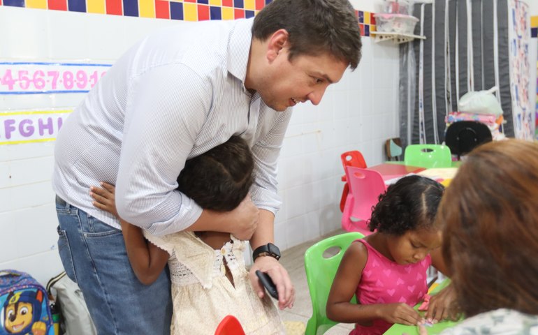 Secretário de Educação visita creche Hebert de Souza, em Jacarecica
