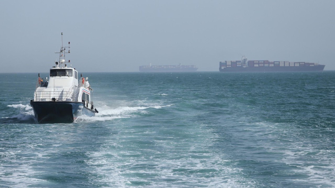 EUA atacam três petroleiros iranianos após ataque com mísseis contra navios de guerra