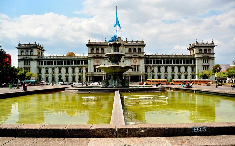 Polícia invade TSE após suspensão de partido opositor na Guatemala