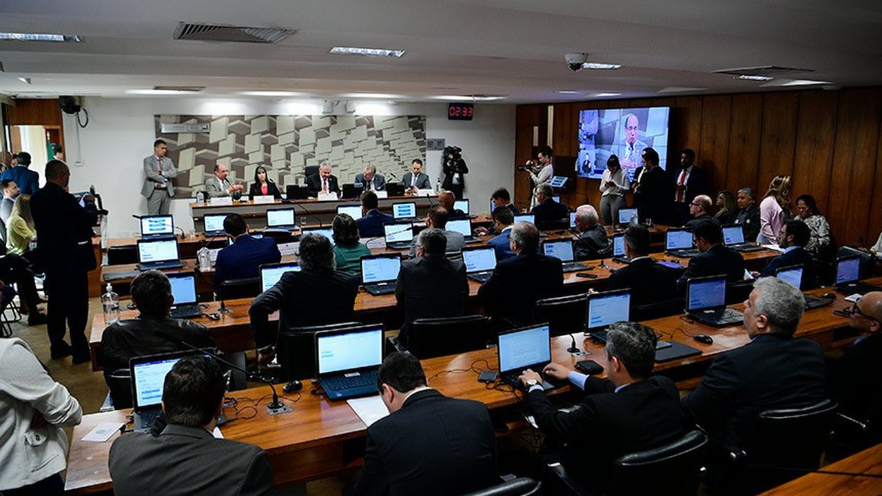 Arcabouço fiscal deve passar na CAE, diz líder do governo