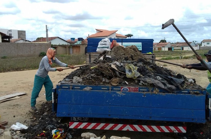 Prefeitura inicia limpeza do Riacho Piauí e de galerias em bairros de Arapiraca