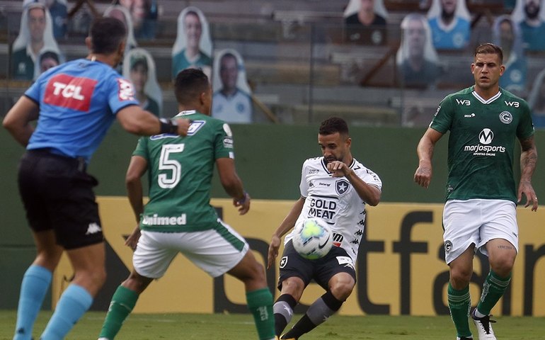 Goiás aproveita fragilidade do Botafogo, ganha e se mantém vivo na elite
