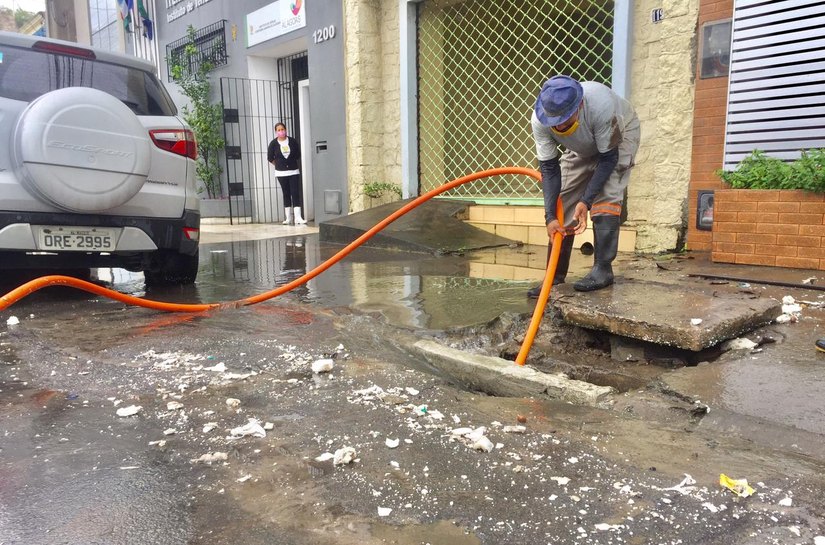 Infraestrutura intensifica serviço de desobstrução em galerias pluviais