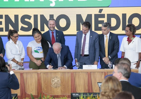 Inspirado no Cartão Escola 10 de Alagoas, Programa Pé-de-Meia é regulamentado por decreto presidencial