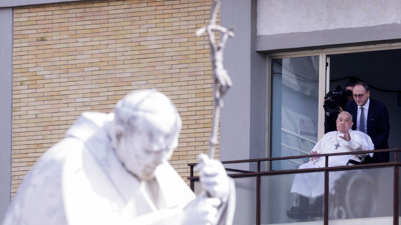 Papa Francisco saudou fiéis na Praça São Pedro no domingo de Páscoa