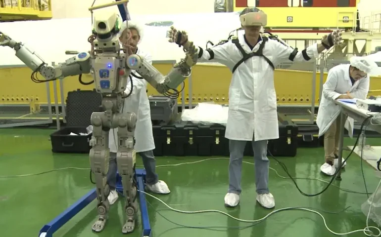 Robôs humanoides chegaram, mas são desajeitados. Será que precisamos deles?