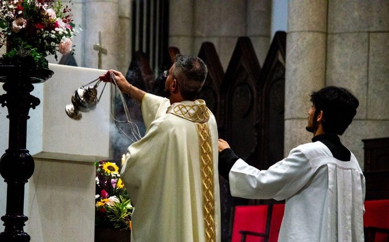 Fiéis lotam a Catedral da Sé em celebração de Páscoa neste domingo (VÍDEO)