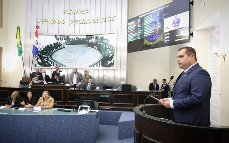 Fernando Pereira ressalta desafios regionais e trajetória política, em discurso na ALE