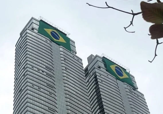 Cobertura de Neymar em SC é ‘forrada’ com bandeira do Brasil