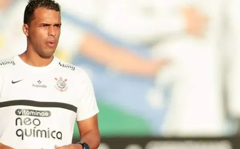 Técnico Fernando Lázaro usa treino para aprimorar marcação do Corinthians