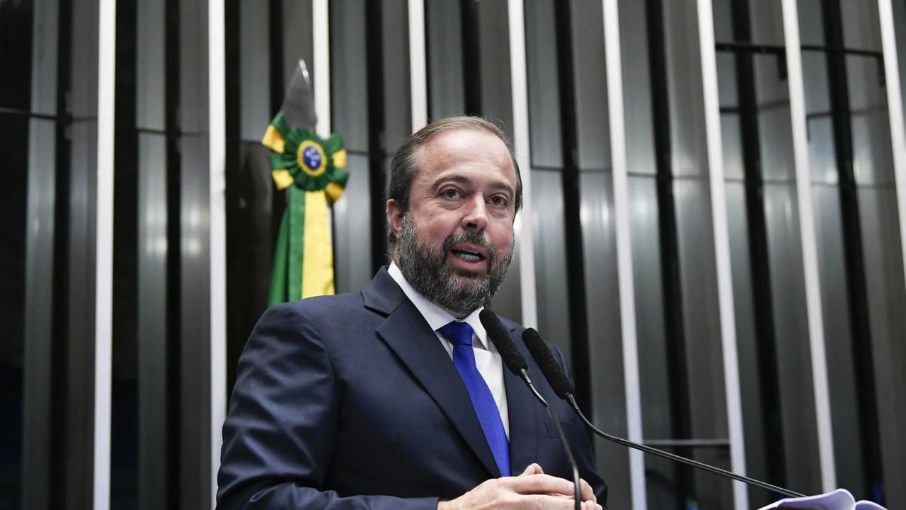 ‘Política de preços precisa ser discutida com Petrobras’, diz ministro