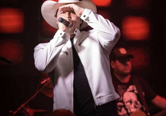 Morre cantor Aleksandro, da dupla Conrado, após acidente com ônibus em São Paulo