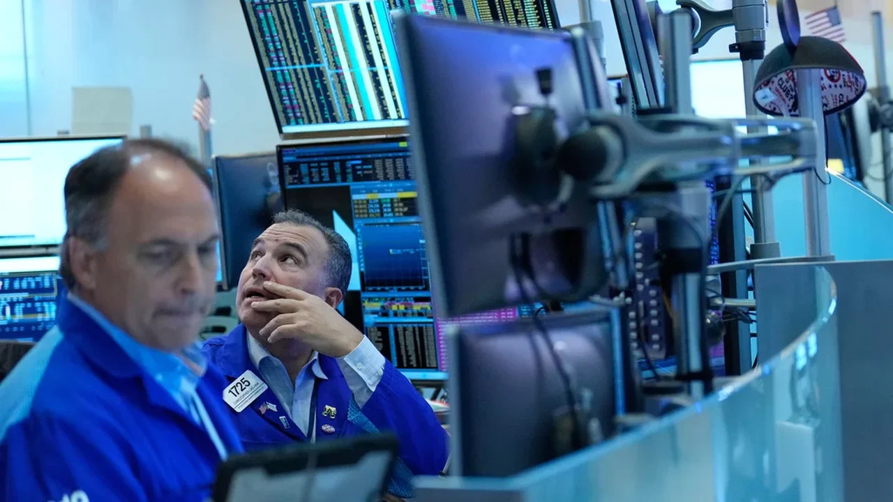 Wall Street recua com o aumento dos rendimentos dos títulos e a oscilação dos preços do petróleo.