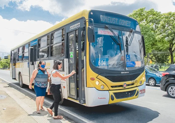 Mulher entra em trabalho de parto dentro de ônibus em Maceió