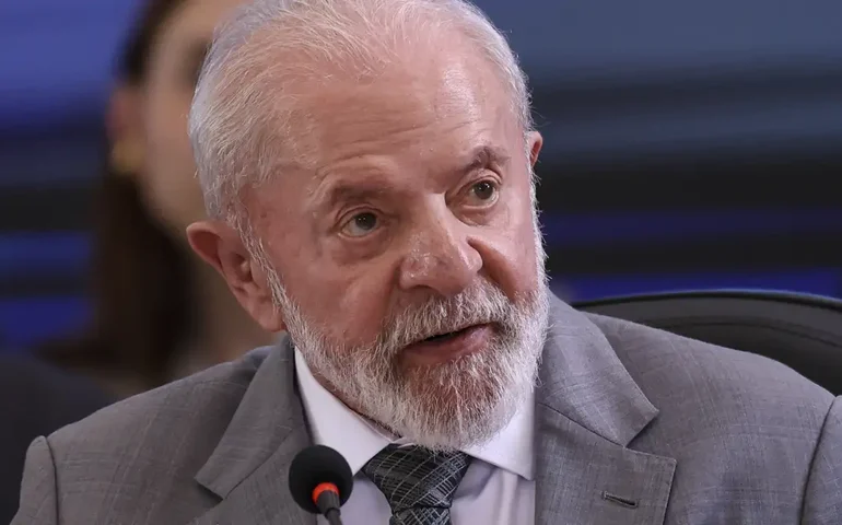 Lula afirma que manifestações foram recado do povo que não quer anistia