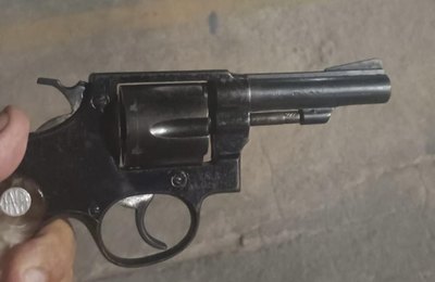 Rotam e Raio prendem homem com arma e drogas na sede de torcida organizada