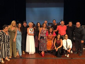 Cantoras, músicos e produtores do show posam para foto com a Primeira Dama