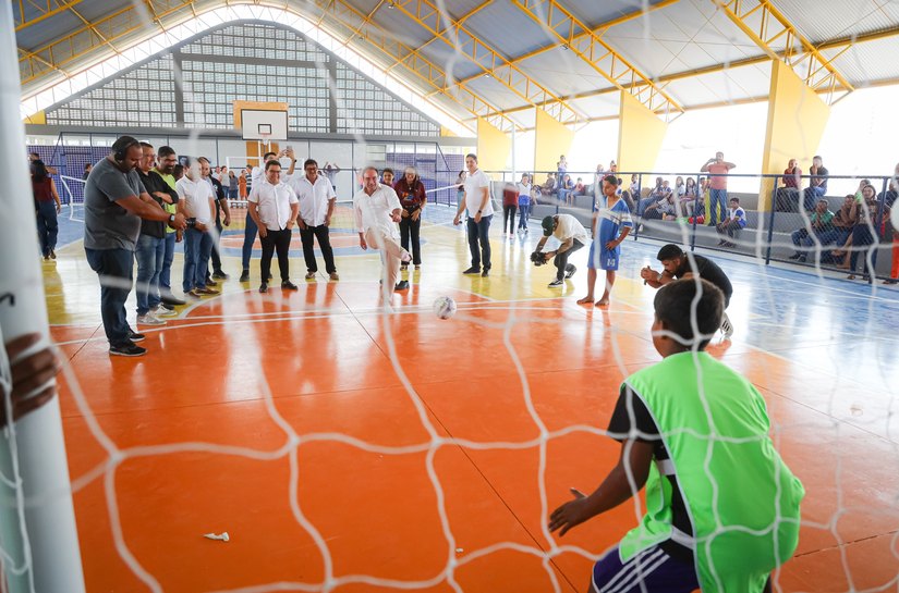 Prefeito Luciano entrega ginásio poliesportivo e anuncia construção de 20 creches em Arapiraca