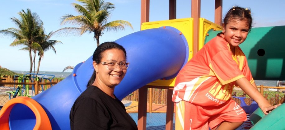 Íris Luna e a filha se divertem no Parque Linear de Riacho Doce. Foto: Neno Canuto/ Secom Maceió
