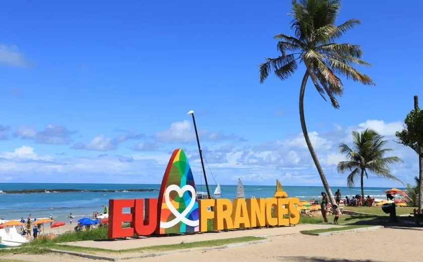 Bombeiros resgatam surfista de Pernambuco na Praia do Frânces