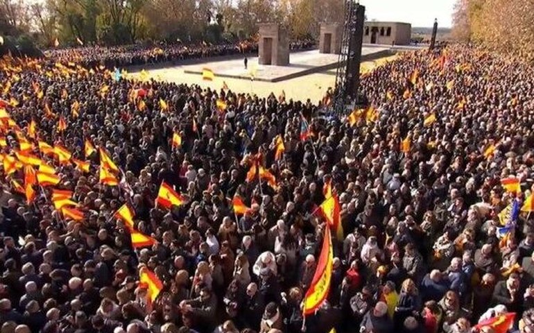 Milhares vão às ruas em Madri contra governo de Pedro Sánchez