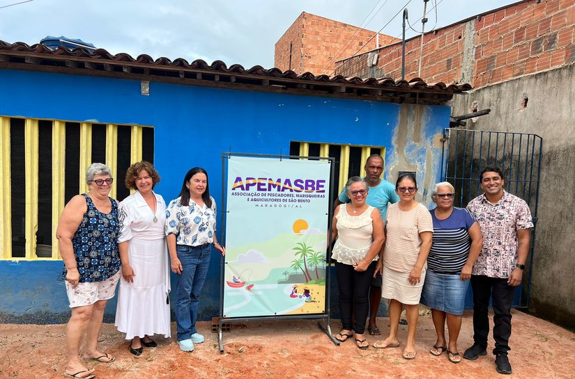 Fátima Canuto entrega freezer à Associação das Marisqueiras de Maragogi