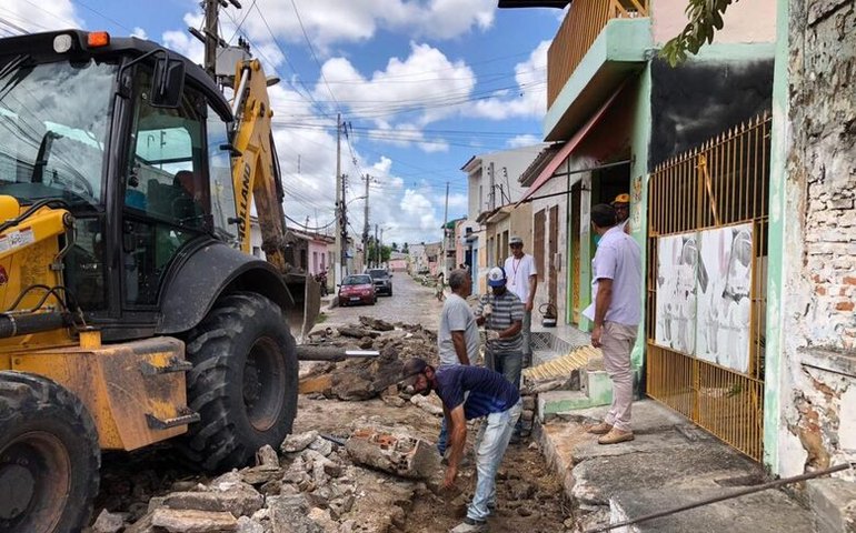 Prefeitura de Penedo trabalha para evitar alagamentos na Rua Campos Teixeira