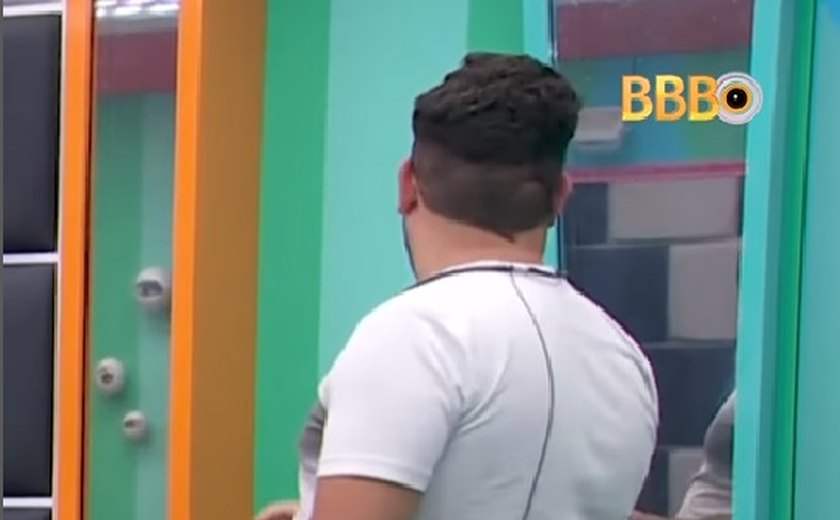 Michel se revolta com corte de cabelo feito por Davi no 'BBB 24' que virou meme