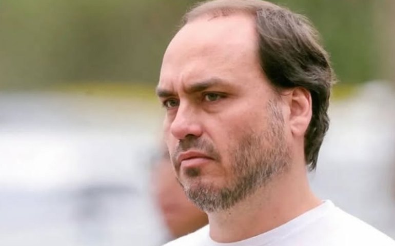 'Tamanha maldade': Carlos Bolsonaro critica Moraes e reclama de transferência do pai para 'ambiente prisional severo'