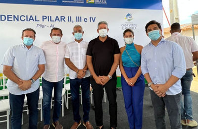Ao lado de Arthur Lira, Rodrigo Valença acompanha entrega de residencial na cidade de Pilar