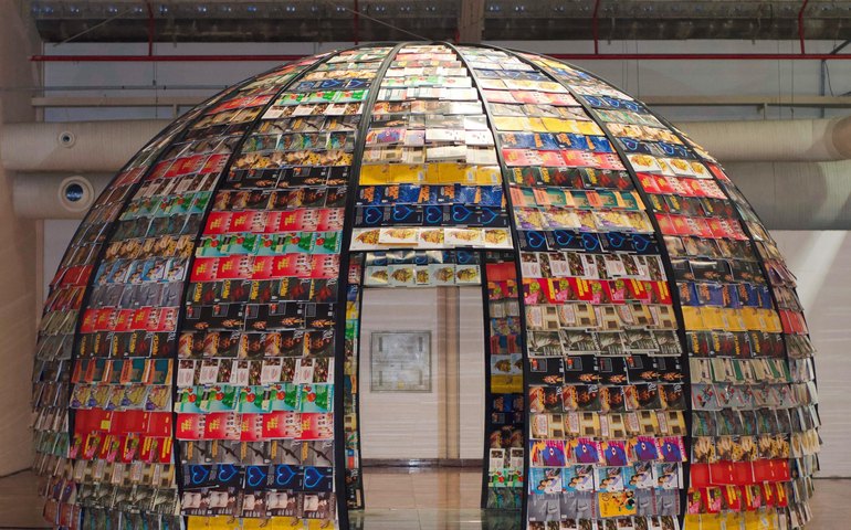 Bienal: Maloca instagramável é revestida por 2 mil revistas Graciliano