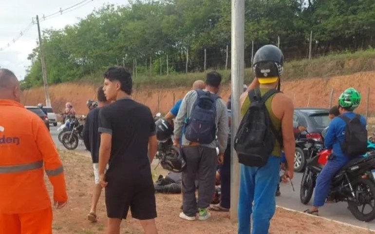 Segurança morre após colidir com poste na Avenida Rota do Mar em Maceió