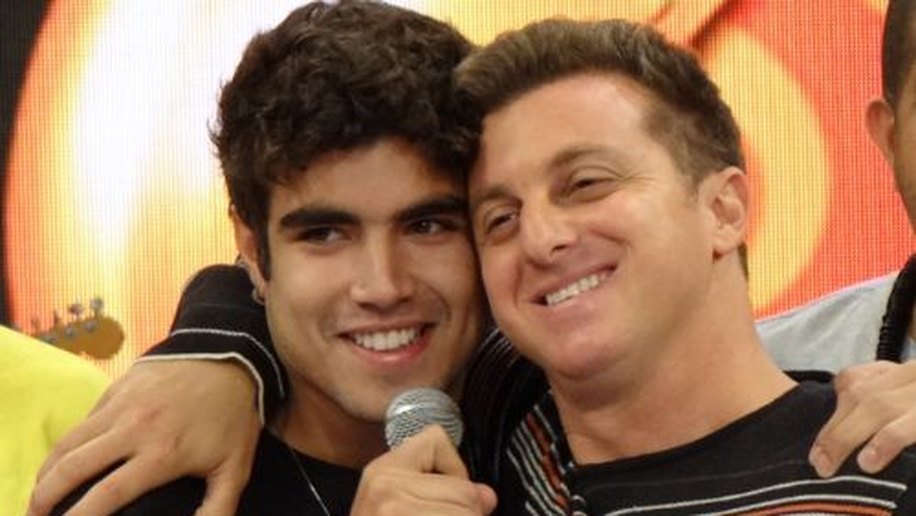 Luciano Huck faz 40 anos e ganha homenagem de famosos no “Caldeirão”
