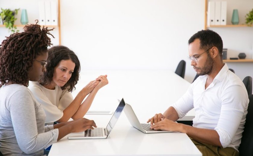 Mulheres ainda enfrentam salários baixos e sub-representação em cargos de liderança