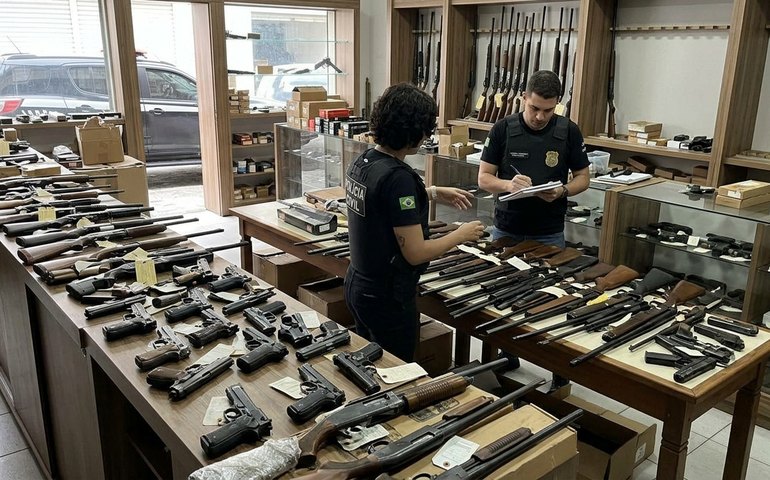 Polícia Civil apreende 166 armas à venda irregularmente em loja de São Gonçalo