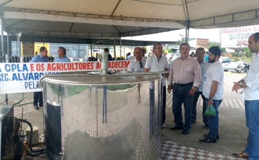 Tanque de resfriamento de leite beneficia produtores assentados em Cajueiro