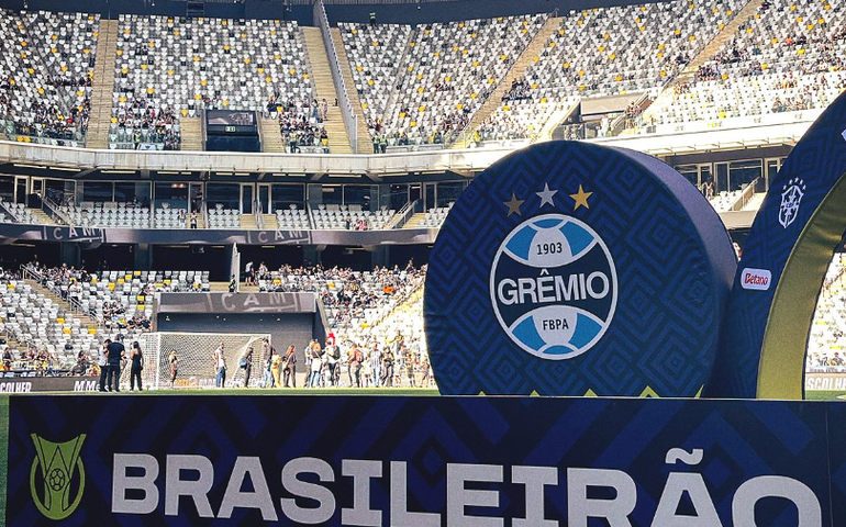 Grêmio encerra série negativa, bate o Atlético-MG de virada e ameniza pressão sob Mano Menezes