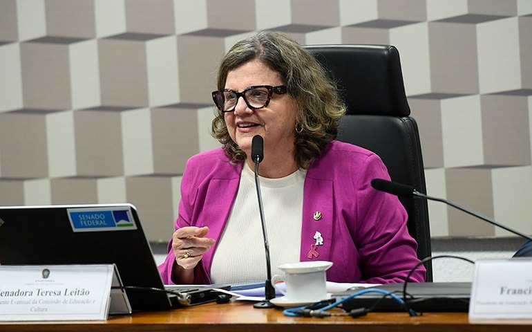 Teresa Leitão defende ampliação de políticas de combate à violência contra a mulher