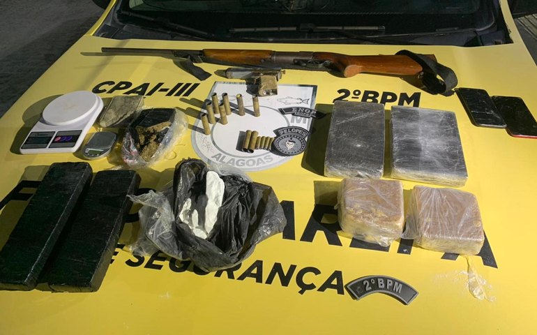 PM apreende duas armas de fogo e 5kg de drogas em São José da Laje