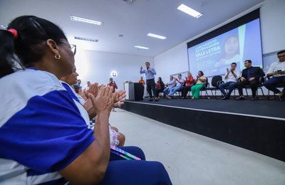 Pilar abre inscrições de bolsa de R$ 120 para analfabetos e prefeito garante: “Reduzir a zero”