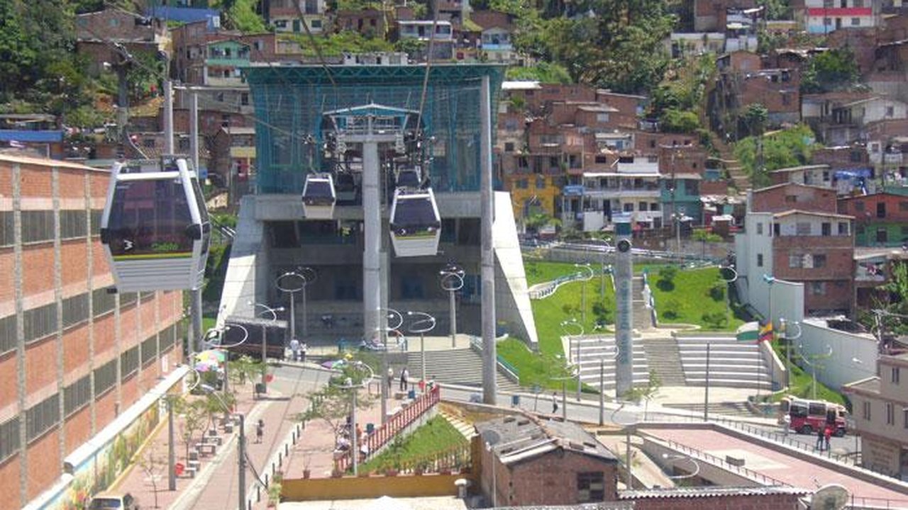 Pelo menos um morto e dez feridos após teleférico despencar em Medelín, Colômbia; vídeo mostra resgate