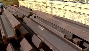 Polícia estima que apenas um dos caminhões apreendidos tem mais de 92 trilhos de ferro. / Foto: Imagem: Reprodução/TV Atalaia