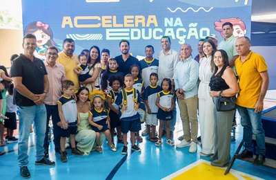 Prefeito de Santana do Mundaú assina OS para reforma de escola e apresenta novos fardamentos